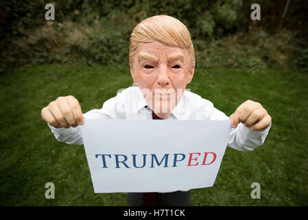 Manchester, UK. 8. November 2016. VEREINIGTES KÖNIGREICH. Jude Harrison, 7, verkleidet als Präsidentschafts Kandidat Donald Trump am Wahltag. Bildnachweis: Howard Harrison/Alamy Live-Nachrichten Stockfoto