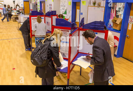 ARLINGTON, VIRGINIA, USA, 8. Nov.  2016 - Wähler werfen ihre Stimmzettel, am Vormittag, am Präsidenten Wahltag. Bildnachweis: Rob Crandall / Alamy Live News Stockfoto