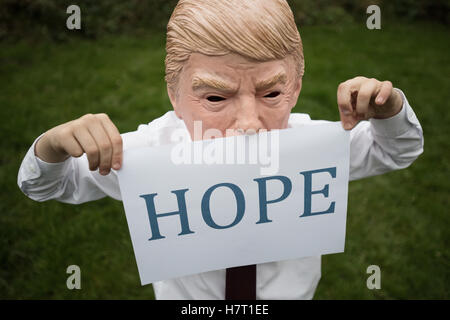 Manchester, UK. 8. November 2016. VEREINIGTES KÖNIGREICH. Jude Harrison, 7, verkleidet als Präsidentschafts Kandidat Donald Trump am Wahltag. Bildnachweis: Howard Harrison/Alamy Live-Nachrichten Stockfoto