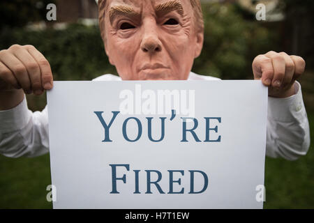 Manchester, UK. 8. November 2016. VEREINIGTES KÖNIGREICH. Jude Harrison, 7, verkleidet als Präsidentschafts Kandidat Donald Trump am Wahltag. Bildnachweis: Howard Harrison/Alamy Live-Nachrichten Stockfoto