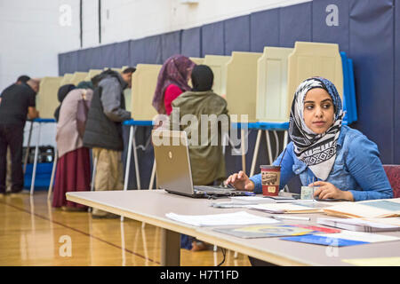 Dearborn, Vereinigte Staaten von Amerika. 8. November 2016. Dearborn, Michigan - 8. November 2016 - eine offizielle Wahl hält ein Auge auf Wähler in Salina Elementary School bei der Präsidentschaftswahl 2016. Das Wahllokal ist in einem stark arabisch-amerikanische und muslimische Viertel. Bildnachweis: Jim West/Alamy Live-Nachrichten Stockfoto