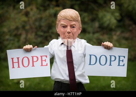 Manchester, UK. 8. November 2016. VEREINIGTES KÖNIGREICH. Jude Harrison, 7, verkleidet als Präsidentschafts Kandidat Donald Trump am Wahltag. Bildnachweis: Howard Harrison/Alamy Live-Nachrichten Stockfoto