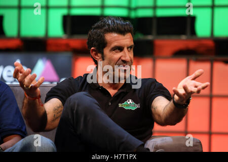 Lissabon, Portugal. 8. November 2016. Portugiesischer Fußballspieler Luis Figo spricht am zweiten Tag des Web-Gipfels in Lissabon, Portugal am 8. November 2016. : Bildnachweis Pedro Fiuza: Pedro Fiuza/ZUMA Draht/Alamy Live-Nachrichten Stockfoto