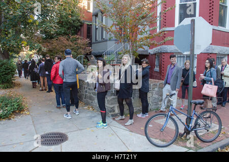 Washington DC, USA. 8. November 2016. Wähler warten ihrerseits Wahlrecht bei einer Abstimmung in Washington, DC, 8. November 2016. Bildnachweis: Tim Brown/Alamy Live-Nachrichten Stockfoto