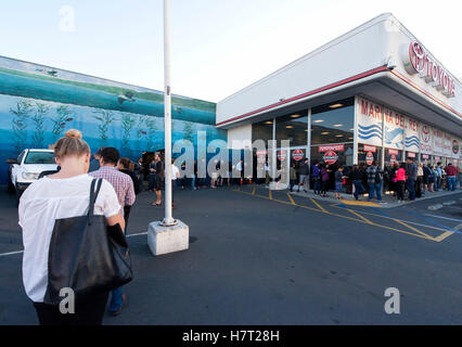 Marina del Rey, Kalifornien, USA. 8. November 2016. Los Angeles Wähler richten ihre Stimmen bei den Parlamentswahlen 2016 bei Toyota von Marina del Rey zu werfen. Bildnachweis: Brian Cahn/ZUMA Draht/Alamy Live-Nachrichten Stockfoto