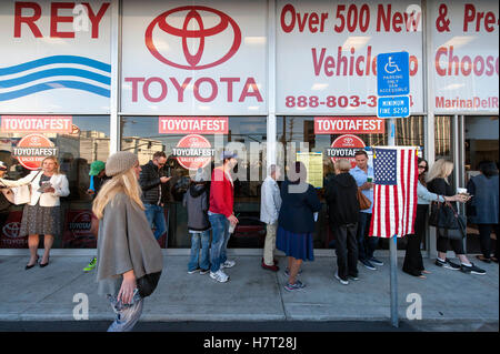 Marina del Rey, Kalifornien, USA. 8. November 2016. Los Angeles Wähler richten ihre Stimmen bei den Parlamentswahlen 2016 bei Toyota von Marina del Rey zu werfen. Bildnachweis: Brian Cahn/ZUMA Draht/Alamy Live-Nachrichten Stockfoto