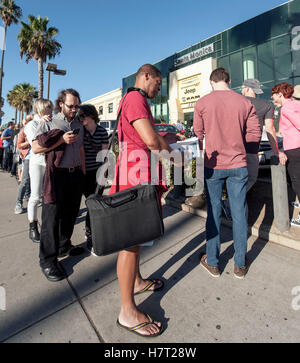 Santa Monica, Kalifornien, USA. 8. November 2016. Los Angeles Wähler richten ihre Stimmen bei den Parlamentswahlen von 2016 an der Santa Monica-Jeep-Vertragshändler zu werfen. Bildnachweis: Brian Cahn/ZUMA Draht/Alamy Live-Nachrichten Stockfoto