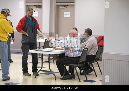 St. Louis, Missouri, USA. 8. November 2016. Wähler zu kommen, um ihre Wahllokale zu üben ihr Wahlrecht bei den Präsidentschaftswahlen in Saint Louis, Missouri Credit: Gino's Premium Bilder/Alamy Live News Stockfoto