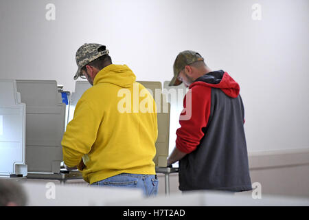 St. Louis, Missouri, USA. 8. November 2016. Wähler zu kommen, um ihre Wahllokale zu üben ihr Wahlrecht bei den Präsidentschaftswahlen in Saint Louis, Missouri Credit: Gino's Premium Bilder/Alamy Live News Stockfoto