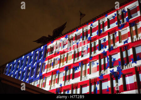 London, UK. 8. November 2016. Den Sternen und Streifen auf der US-Botschaft am Abend der Präsidentschaftswahlen in den Vereinigten Staaten projiziert. Bildnachweis: Mark Kerrison/Alamy Live-Nachrichten Stockfoto