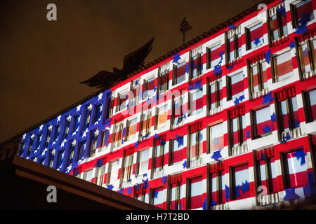 London, UK. 8. November 2016. Den Sternen und Streifen auf der US-Botschaft am Abend der Präsidentschaftswahlen in den Vereinigten Staaten projiziert. Bildnachweis: Mark Kerrison/Alamy Live-Nachrichten Stockfoto