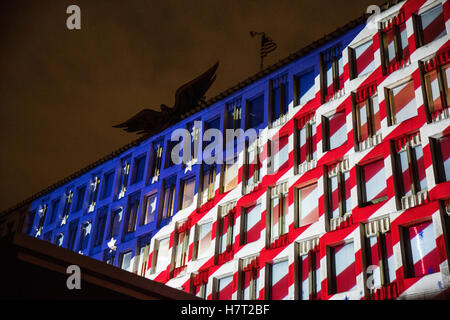 London, UK. 8. November 2016. Den Sternen und Streifen auf der US-Botschaft am Abend der Präsidentschaftswahlen in den Vereinigten Staaten projiziert. Bildnachweis: Mark Kerrison/Alamy Live-Nachrichten Stockfoto