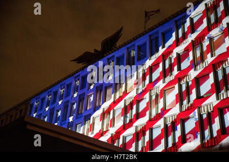 London, UK. 8. November 2016. Den Sternen und Streifen auf der US-Botschaft am Abend der Präsidentschaftswahlen in den Vereinigten Staaten projiziert. Bildnachweis: Mark Kerrison/Alamy Live-Nachrichten Stockfoto