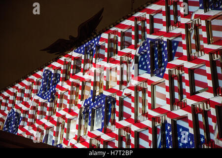 London, UK. 8. November 2016. Den Sternen und Streifen auf der US-Botschaft am Abend der Präsidentschaftswahlen in den Vereinigten Staaten projiziert. Bildnachweis: Mark Kerrison/Alamy Live-Nachrichten Stockfoto