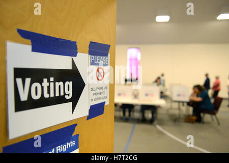 St. Louis, Missouri, USA. 8. November 2016. Wähler zu kommen, um ihre Wahllokale zu üben ihr Wahlrecht bei den Präsidentschaftswahlen in Saint Louis, Missouri Credit: Gino's Premium Bilder/Alamy Live News Stockfoto