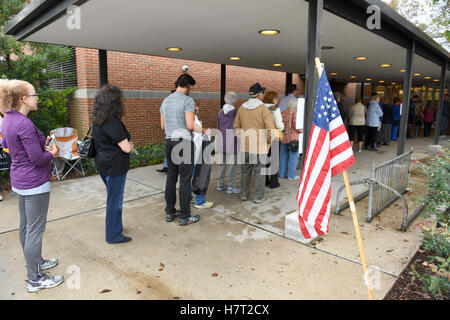 St. Louis, Missouri, USA. 8. November 2016. Wähler zu kommen, um ihre Wahllokale zu üben ihr Wahlrecht bei den Präsidentschaftswahlen in Saint Louis, Missouri Credit: Gino's Premium Bilder/Alamy Live News Stockfoto