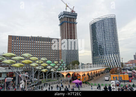 Großbritannien Wetter 8. November 2016: rege Nordwinde brachte sehr kalten, aber trockenen Bedingungen in die Hauptstadt. Stadterneuerung in Stratford. Stockfoto