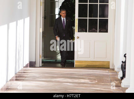 US-Präsident Barack Obama geht von der Kolonnade in The White House-Washington, DC, Oval Office, 8. November, 2016.U.S. Präsident Barack Obama geht die Kolonnade in The White House-Washington, DC, Oval Office, 8. November 2016. Bildnachweis: Chris Kleponis/Pool über CNP /MediaPunch Stockfoto
