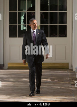 US-Präsident Barack Obama geht von der Kolonnade in The White House-Washington, DC, Oval Office, 8. November, 2016.U.S. Präsident Barack Obama geht die Kolonnade in The White House-Washington, DC, Oval Office, 8. November 2016. Bildnachweis: Chris Kleponis/Pool über CNP /MediaPunch Stockfoto