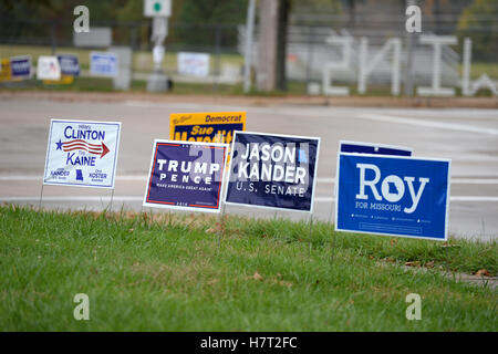 St. Louis, Missouri, USA. 8. November 2016. Schilder außen Wahllokale während der Präsidentschaftswahlen in Saint Louis, Missouri Credit: Gino's Premium Bilder/Alamy Live News Stockfoto