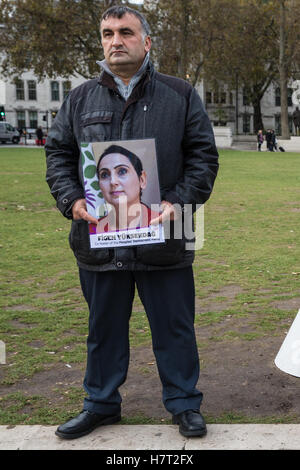 London, Großbritannien. 8. November 2016. Kurdische Aktivisten protestieren in Parliament Square in Solidarität mit der pro-kurdischen HDP-Mitglieder in der Türkei verhaftet. Credit: Mark Kerrison/Alamy leben Nachrichten Stockfoto