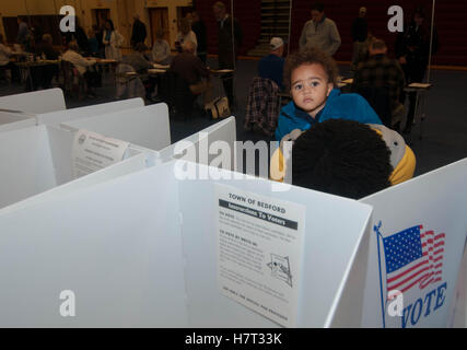 Bedford, New Hampshire, USA. 8. November 2016. Mason Rolfe von Bedford, NH, wartet auf seine Mutter, stimmen zu beenden. Bildnachweis: Andrew Cline/Alamy Live-Nachrichten Stockfoto