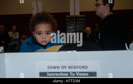 Bedford, New Hampshire, USA. 8. November 2016. Mason Rolfe Bedford, NH, USA, wartet, bis seine Mutter Kredit abstimmen: Andrew Cline/Alamy Live News Stockfoto