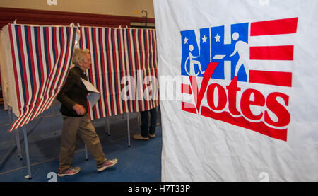 Bedford, New Hampshire, USA. 8. November 2016. Eine Frau stimmen in Bedford, New Hampshire, USA. Bildnachweis: Andrew Cline/Alamy Live-Nachrichten Stockfoto