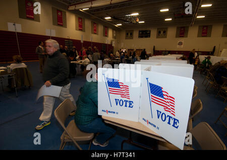 Bedford, New Hampshire, USA. 8. November 2016. Wähler in Bedford, New Hampshire, USA Credit: Andrew Cline/Alamy Live-Nachrichten Stockfoto