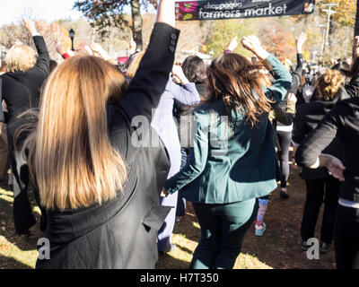 Chappaqua, New York, USA - 8. November 2016. Mitglieder von einem Hosenanzug Up Flash-Mob Tanz in Präsidentschaftskandidat US-Außenministerin Hillary Clinton nach Hause Stadt Chappaqua, New York am Bahnhof Chappaqua am Wahltag. Bildnachweis: Marianne A. Campolongo/Alamy Live-Nachrichten Stockfoto