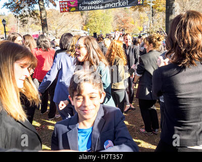 Chappaqua, New York, USA - 8. November 2016. Mitglieder von einem Hosenanzug Up Flash-Mob Tanz in Präsidentschaftskandidat US-Außenministerin Hillary Clinton nach Hause Stadt Chappaqua, New York am Bahnhof Chappaqua am Wahltag. Bildnachweis: Marianne A. Campolongo/Alamy Live-Nachrichten Stockfoto