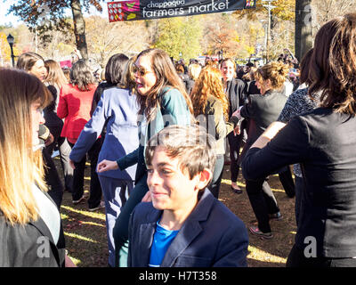 Chappaqua, New York, USA - 8. November 2016. Mitglieder von einem Hosenanzug Up Flash-Mob Tanz in Präsidentschaftskandidat US-Außenministerin Hillary Clinton nach Hause Stadt Chappaqua, New York am Bahnhof Chappaqua am Wahltag. Bildnachweis: Marianne A. Campolongo/Alamy Live-Nachrichten Stockfoto