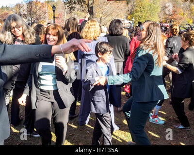 Chappaqua, New York, USA - 8. November 2016. Mitglieder von einem Hosenanzug Up Flash-Mob Tanz in Präsidentschaftskandidat US-Außenministerin Hillary Clinton nach Hause Stadt Chappaqua, New York am Bahnhof Chappaqua am Wahltag. Bildnachweis: Marianne A. Campolongo/Alamy Live-Nachrichten Stockfoto