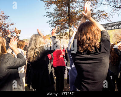 Chappaqua, New York, USA - 8. November 2016. Mitglieder von einem Hosenanzug Up Flash-Mob Tanz in Präsidentschaftskandidat US-Außenministerin Hillary Clinton nach Hause Stadt Chappaqua, New York am Bahnhof Chappaqua am Wahltag. Bildnachweis: Marianne A. Campolongo/Alamy Live-Nachrichten Stockfoto