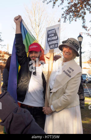 Chappaqua, New York, USA - 8. November 2016. Mary Refling Chappaqua NewYork gekleidet wie eine Frauenrechtlerin zur Unterstützung von Hillary Clinton Posen mit J.D. Scalora Somers, NY, hält eine Regenbogenfahne und trägt einen Hut, der "Machen Amerika Gay wieder" sagt, nachdem ein Hosenanzug Up flash Mob am Bahnhof Chappaqua am Wahltag. Bildnachweis: Marianne A. Campolongo/Alamy Live-Nachrichten Stockfoto