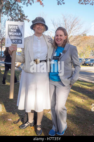 Chappaqua, New York, USA - 8. November 2016. Mary Refling Chappaqua NewYork gekleidet wie eine Frauenrechtlerin zur Unterstützung von Hillary Clinton Posen mit Sara Weale Katonah, New York, die eine Zugehörigkeit zu Großmutter Gret Brosche trägt Louise Dekoven Bowen, die eine tatsächliche Suffragette nach einen Hosenanzug, Flashmob am Bahnhof Chappaqua am Wahltag war. Bildnachweis: Marianne A. Campolongo/Alamy Live-Nachrichten Stockfoto