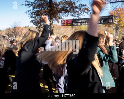 Chappaqua, New York, USA - 8. November 2016. Mitglieder von einem Hosenanzug Up Flash-Mob Tanz in Präsidentschaftskandidat US-Außenministerin Hillary Clinton nach Hause Stadt Chappaqua, New York am Bahnhof Chappaqua am Wahltag. Bildnachweis: Marianne A. Campolongo/Alamy Live-Nachrichten Stockfoto