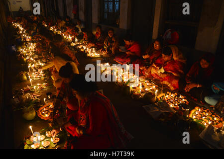 Bangladesch Hindus versammeln Gemeinschaft mit Licht Kerze sich um ein religiöses Hindu-fest Rakher Upabas in Shamibag Loknath Dham in Dhaka zu feiern. Während des Rituals des Rakher Upabas (schnelle) Menschen von Hindu-Gemeinschaft beachten dieses fünftägigen jeden Abend lange Ritual durch Beleuchtung einer Lampe und schnell, bis die Lampe durchbrennt. Loknath Dham ist ein Gebet und Anbetung Galopp der Anhänger und Gläubigen der '' Baba Loknath'' in Bangladesch. Am 8. November 2016 Stockfoto