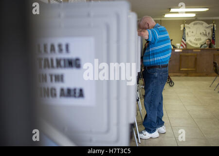 Kingston, Ga, USA. 8. November 2016. OTTIS ADAMS warf seinen Stimmzettel in den Wahlen von 2016 an einen stimmberechtigten Bezirk. Bildnachweis: Branden Camp/ZUMA Draht/Alamy Live-Nachrichten Stockfoto