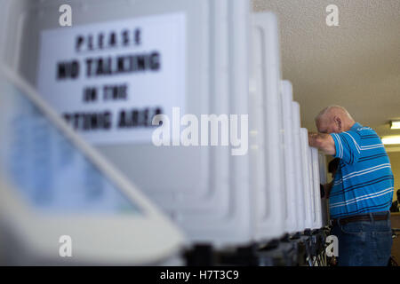 Kingston, Ga, USA. 8. November 2016. OTTIS ADAMS warf seinen Stimmzettel in den Wahlen von 2016 an einen stimmberechtigten Bezirk. Bildnachweis: Branden Camp/ZUMA Draht/Alamy Live-Nachrichten Stockfoto