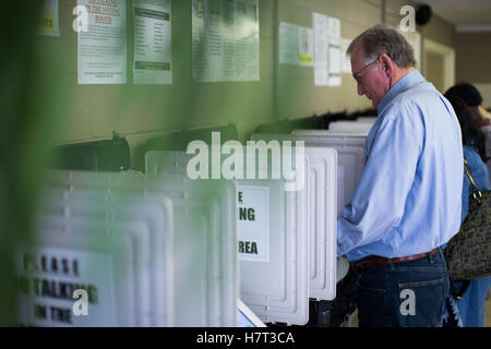 Kingston, Ga, USA. 8. November 2016. ROGER MOORE seinen Stimmzettel in der Parlamentswahl 2016 bei einer Abstimmung Bezirk gegossen. Bildnachweis: Branden Camp/ZUMA Draht/Alamy Live-Nachrichten Stockfoto