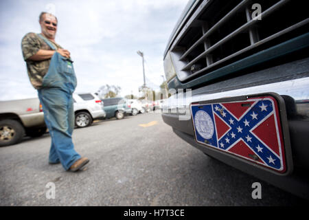 Kingston, Ga, USA. 8. November 2016. John Adams lacht außerhalb einen stimmberechtigten Bezirk stehen neben seiner Väter van, die eine Renaissance-Antiqua Georgia State Flag Auto Beschriftung angezeigt wird. Bildnachweis: Branden Camp/ZUMA Draht/Alamy Live-Nachrichten Stockfoto