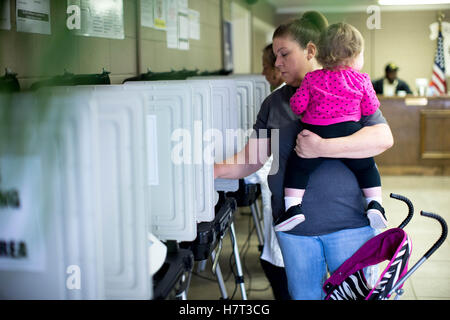 Kingston, Ga, USA. 8. November 2016. EVA SINGLETON hält ihre 1-jährige Enkelin beim casting ihre Stimmzettel bei den allgemeinen Wahlen 2016. Bildnachweis: Branden Camp/ZUMA Draht/Alamy Live-Nachrichten Stockfoto