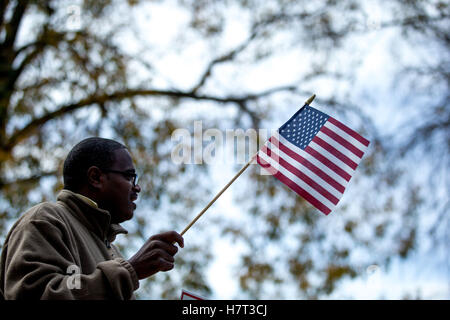 Kingston, Ga, USA. 8. November 2016. Hillary Clinton Unterstützer ERIC WISE "Wellenlinien" eine amerikanische Flagge in der Nähe einen stimmberechtigten Bezirk in einem Vorort Kingston, Georgia. Bildnachweis: Branden Camp/ZUMA Draht/Alamy Live-Nachrichten Stockfoto