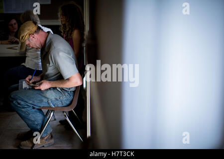 Kingston, Ga, USA. 8. November 2016. MIKE HERBERT füllt Papierkram vor seinen Stimmzettel bei den allgemeinen Wahlen 2016 gießen. Bildnachweis: Branden Camp/ZUMA Draht/Alamy Live-Nachrichten Stockfoto