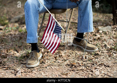 Kingston, Ga, USA. 8. November 2016. Hillary Clinton Unterstützer ERIC WISE hält eine amerikanische Flagge in der Nähe einen stimmberechtigten Bezirk in einem Vorort Kingston, Georgia. Bildnachweis: Branden Camp/ZUMA Draht/Alamy Live-Nachrichten Stockfoto