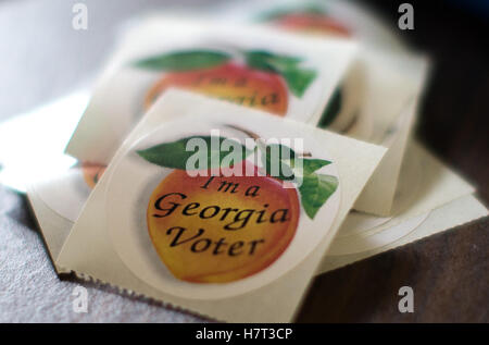 Kingston, Ga, USA. 8. November 2016. Georgien stimmberechtigten Sticker sitzen auf einem Tisch in einer Abstimmung Bezirk bei den allgemeinen Wahlen 2016. Bildnachweis: Branden Camp/ZUMA Draht/Alamy Live-Nachrichten Stockfoto