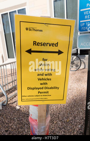 Reservierter Parkplatz Zeichen für Leute, die Abstimmung in der 8. November 2016 Nationalratswahl McNeely Hall auf dem Campus der Universität St. Thomas. St Paul Minnesota MN USA Stockfoto