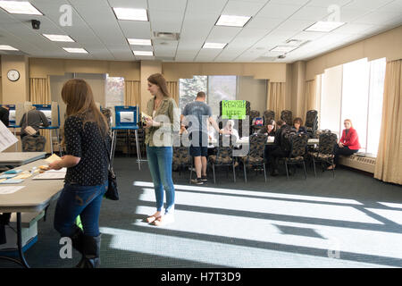 Voting-Registrierungsstelle für 8. November 2016 Nationalratswahl in McNeely Hall auf dem Campus der Universität von St. Thomas. St Paul Minnesota MN USA Stockfoto