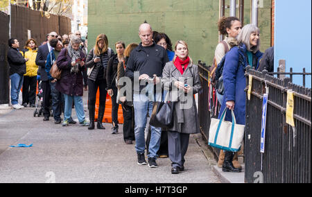 New York, New York, USA. 8. November 2016. Wähler, die darauf warten, in PS 75, die Emily Dickinson Schule befindet sich am West 96th Street und West End Avenue an der Upper West Side von Manhattan, um Stimmen zu bekommen. Bildnachweis: Michael Brochstein/ZUMA Draht/Alamy Live-Nachrichten Stockfoto